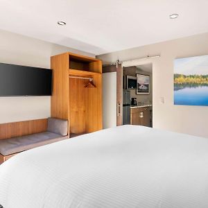 Suíte com cama grande de 1 cama com acesso para deficientes